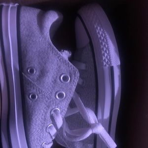 Low top size 5 converses never been wore
